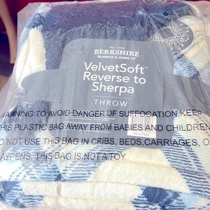 Berkshire VelvetSoft Reverse to Sherpa Throw